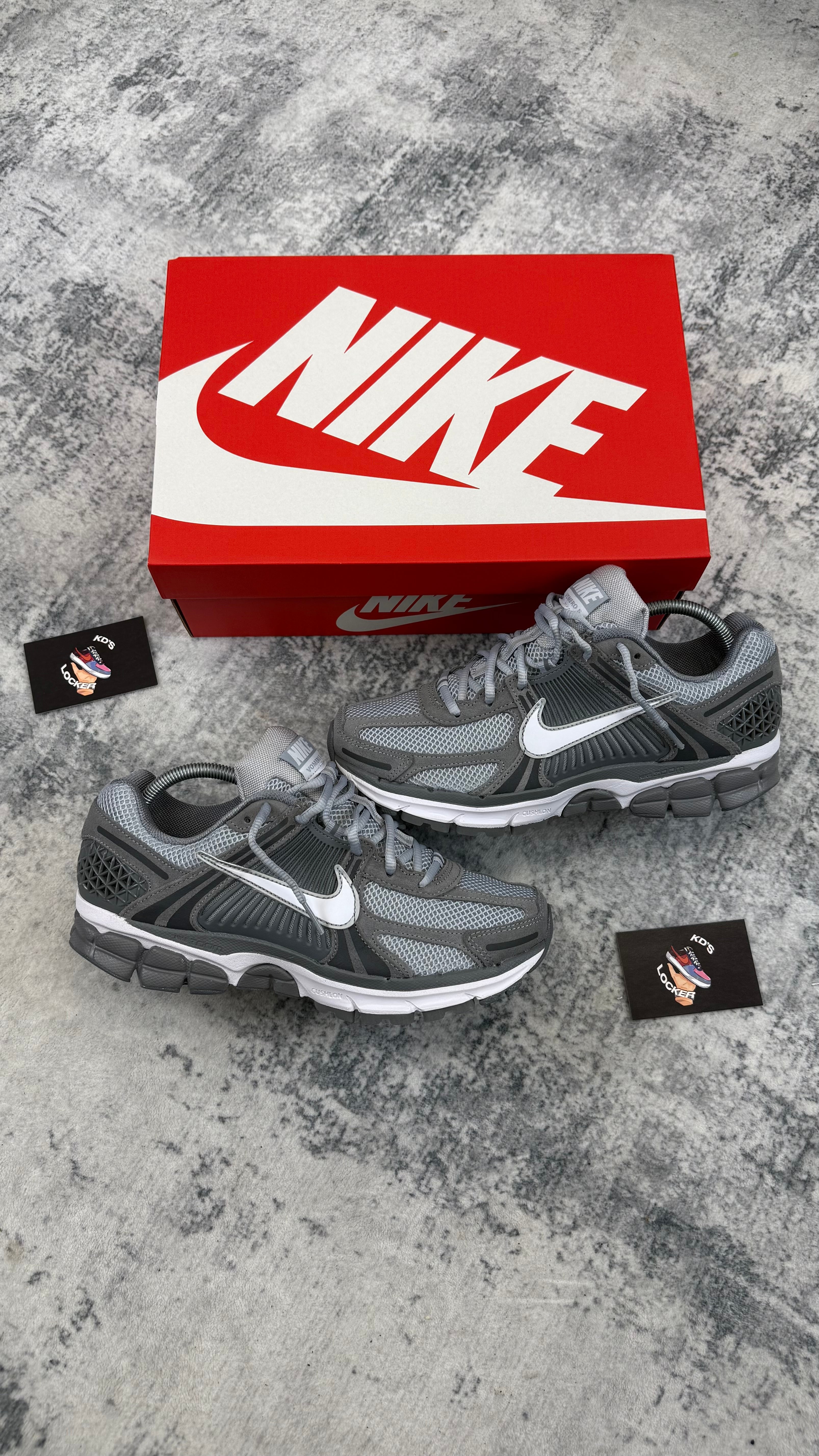 NIKE VOMERO 5 WOLF GREY