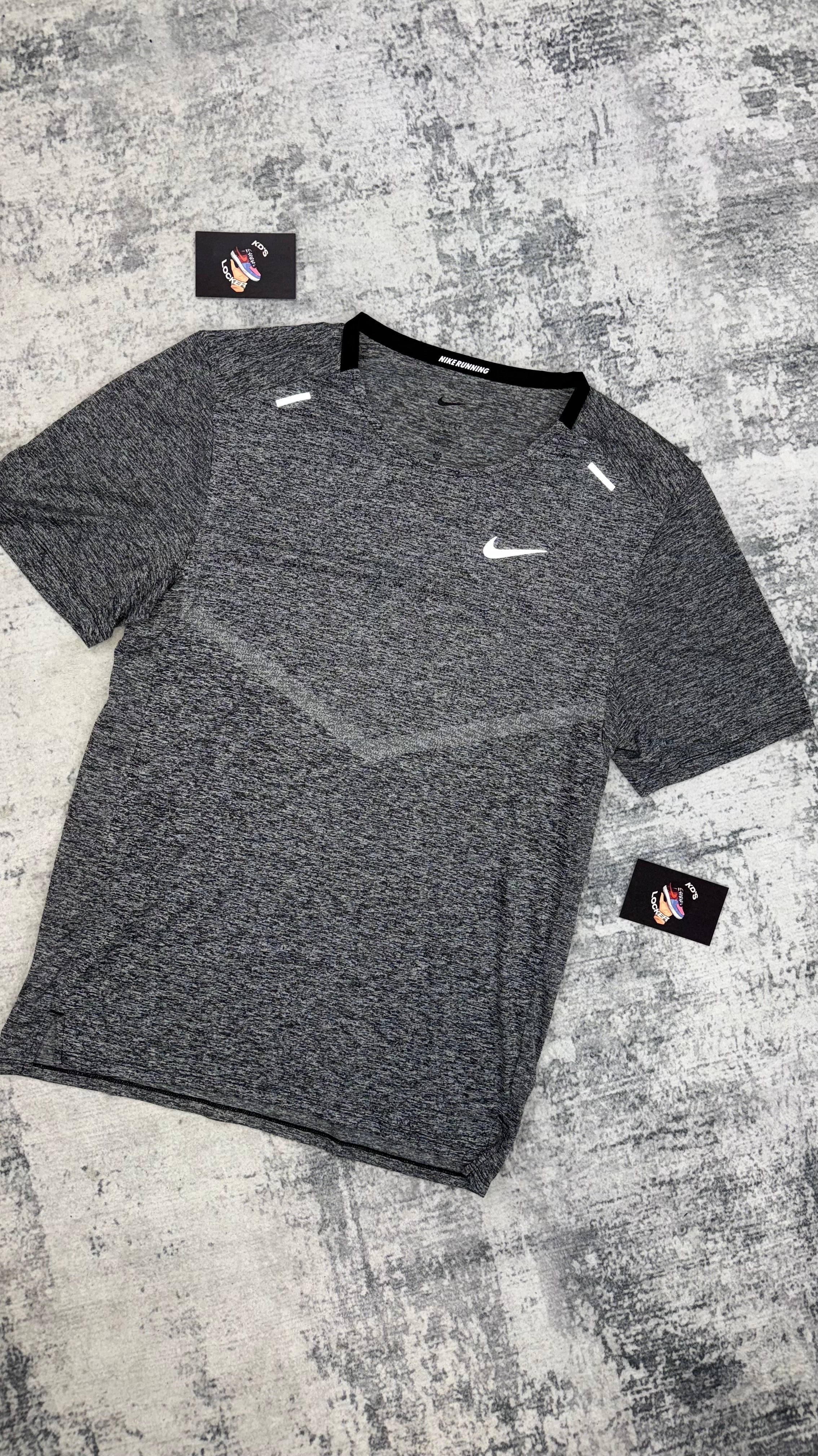 NIKE GREY / BLACK STRIDE TEE