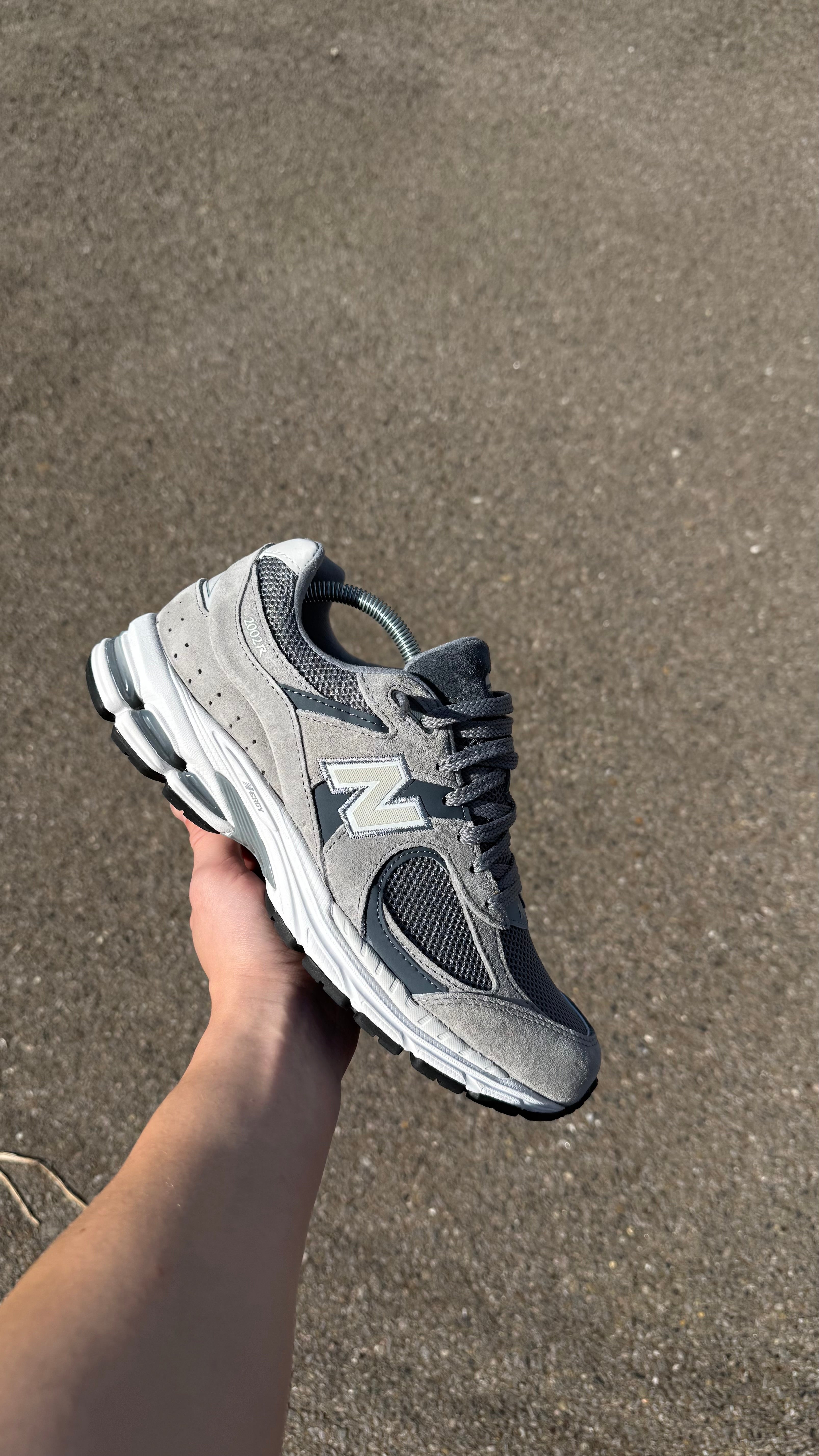 NEW BALANCE 2002R GREY / WHITE