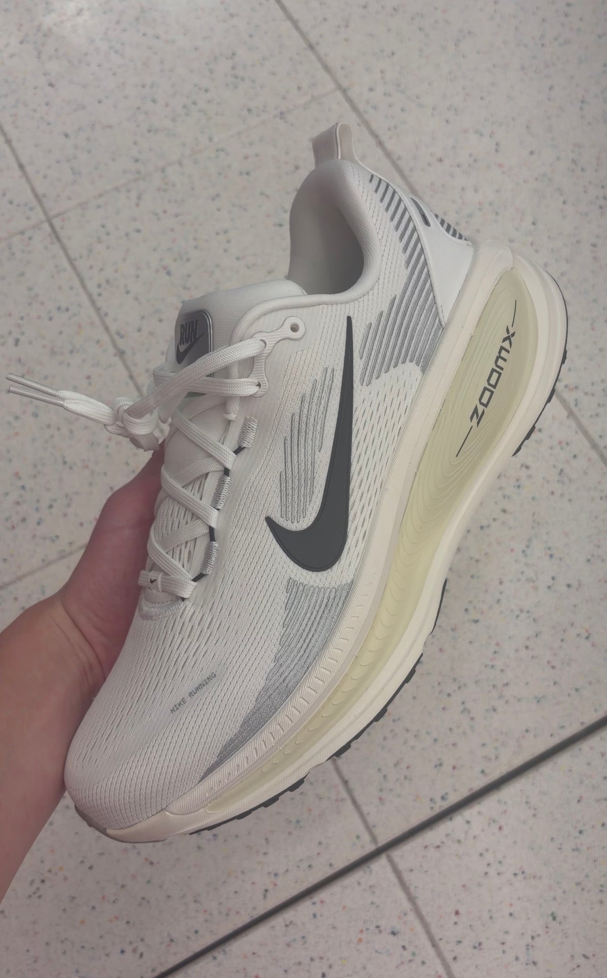 NIKE VOMERO 18 COCONUT MILK