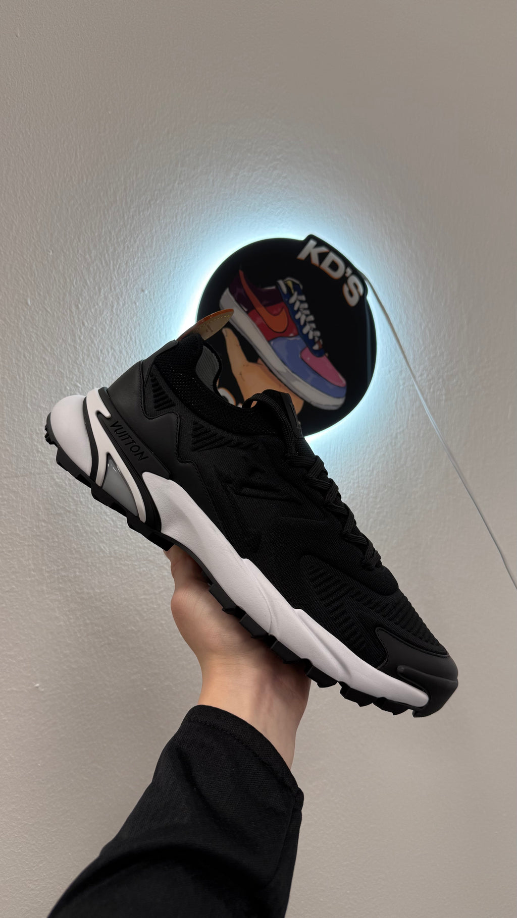 LOUIS VUITTON TATIC RUNNER BLACK / WHITE