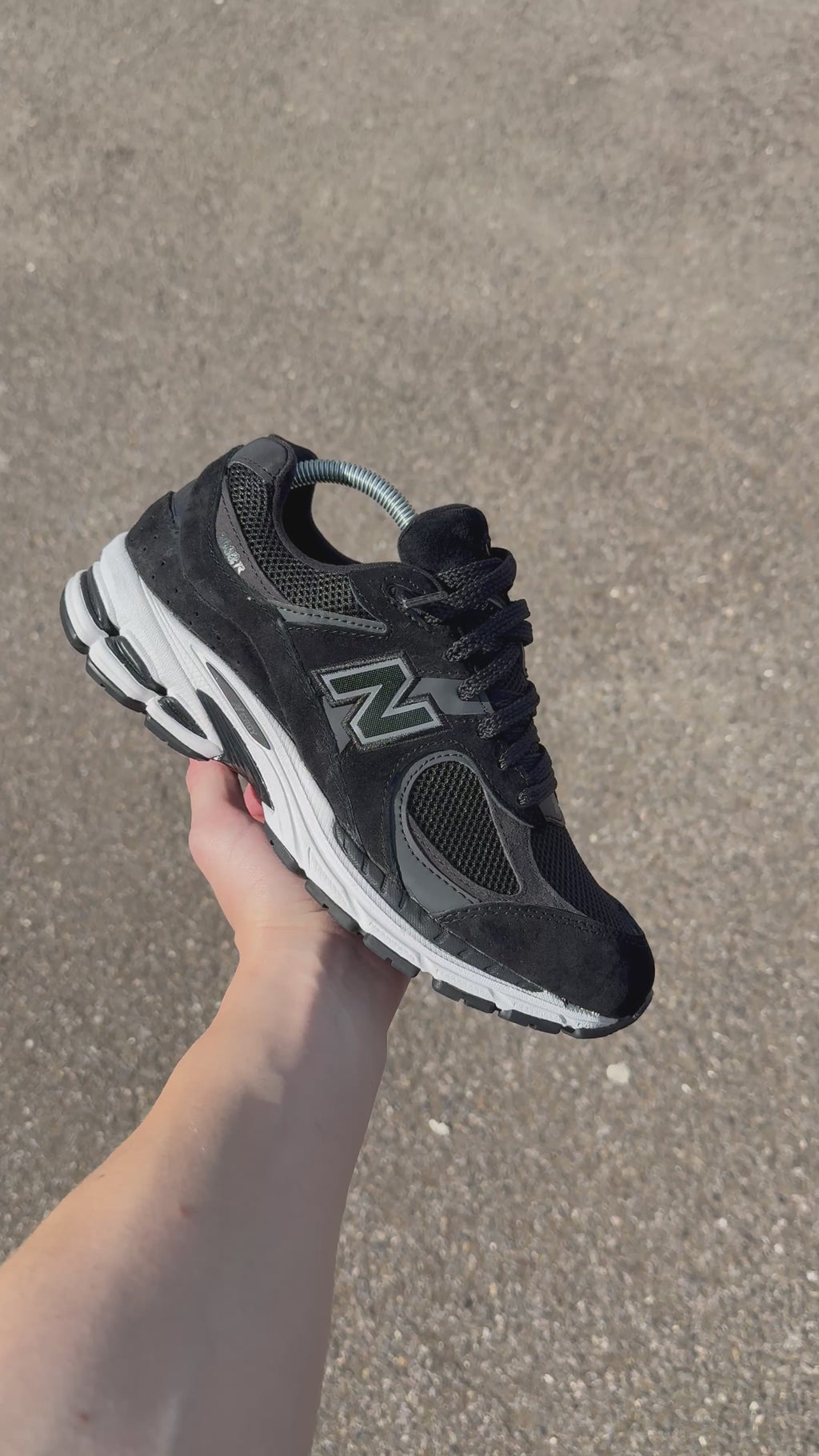 NEW BALANCE 2002R BLACK / WHITE