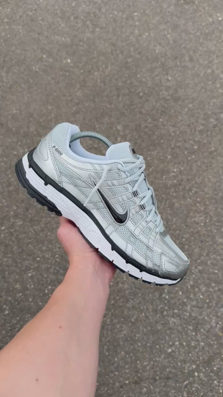 NIKE P-6000 METALLIC SILVER WMNS