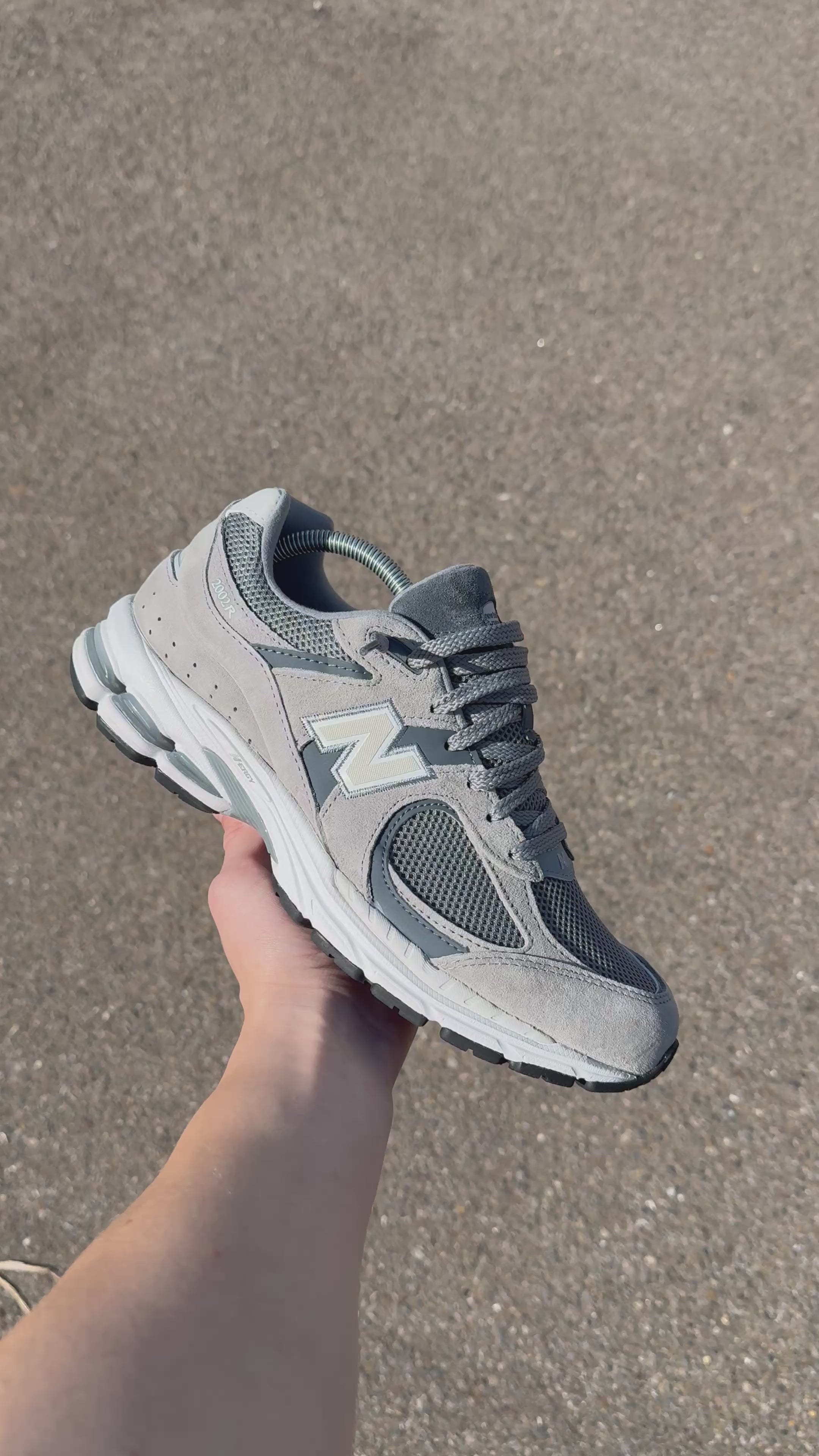 NEW BALANCE 2002R GREY / WHITE